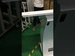 Stojący na podłodze kiosk z ekranem dotykowym