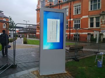 Wall Mounted Outdoor Advertising LCD Display Kiosk 65 Inch Touch Screen 2000cd/m2